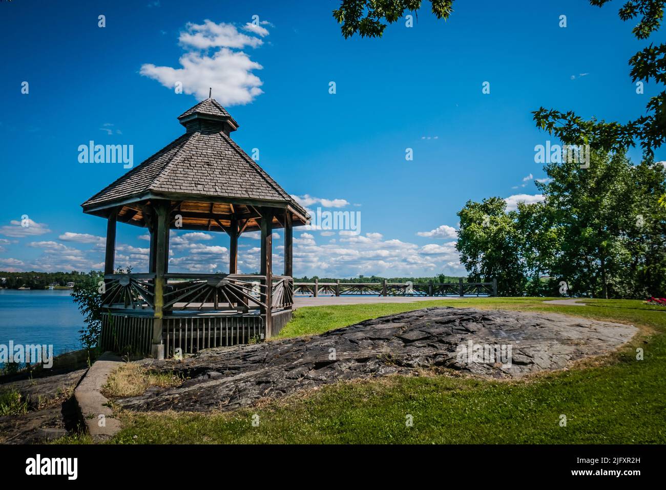 Le parc Bell est un parc urbain près du lac Ramsey, Sudbury, Ontario, Canada. Il comprend une promenade, des monuments commémoratifs, un amphithéâtre, des belvédères et des jardins. Banque D'Images