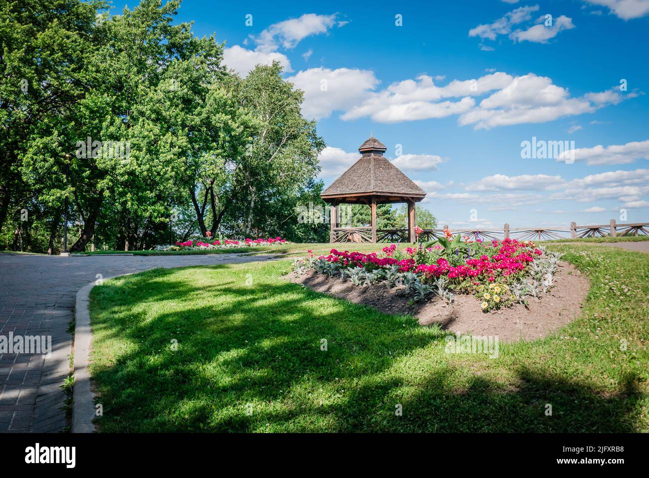 Le parc Bell est un parc urbain près du lac Ramsey, Sudbury, Ontario, Canada. Il comprend une promenade, des monuments commémoratifs, un amphithéâtre, des belvédères et des jardins. Banque D'Images