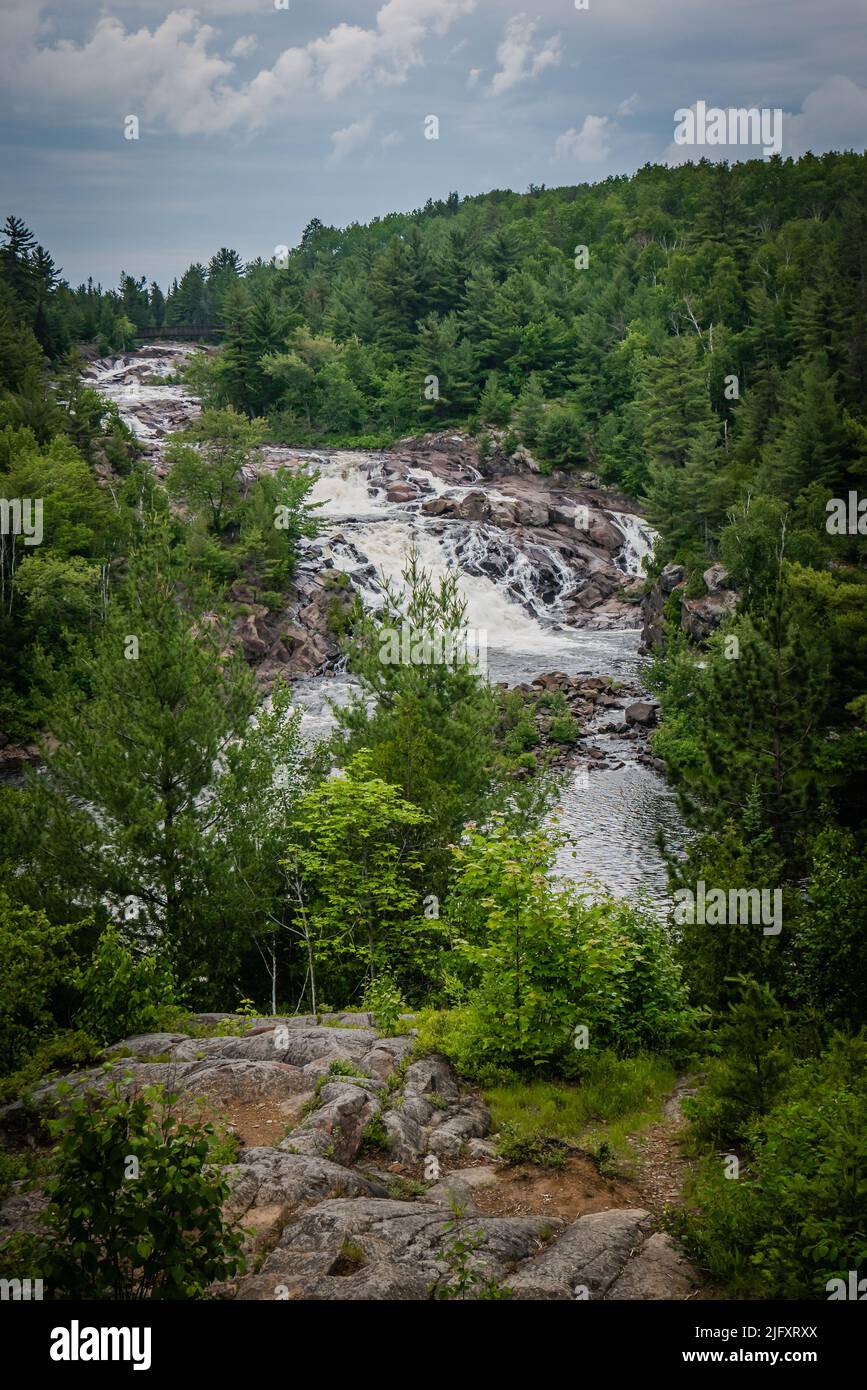 Vue sur les chutes d'eau en appage d'Un belvédère y Jackson, près de Sudbury, Ontario, Canada Banque D'Images