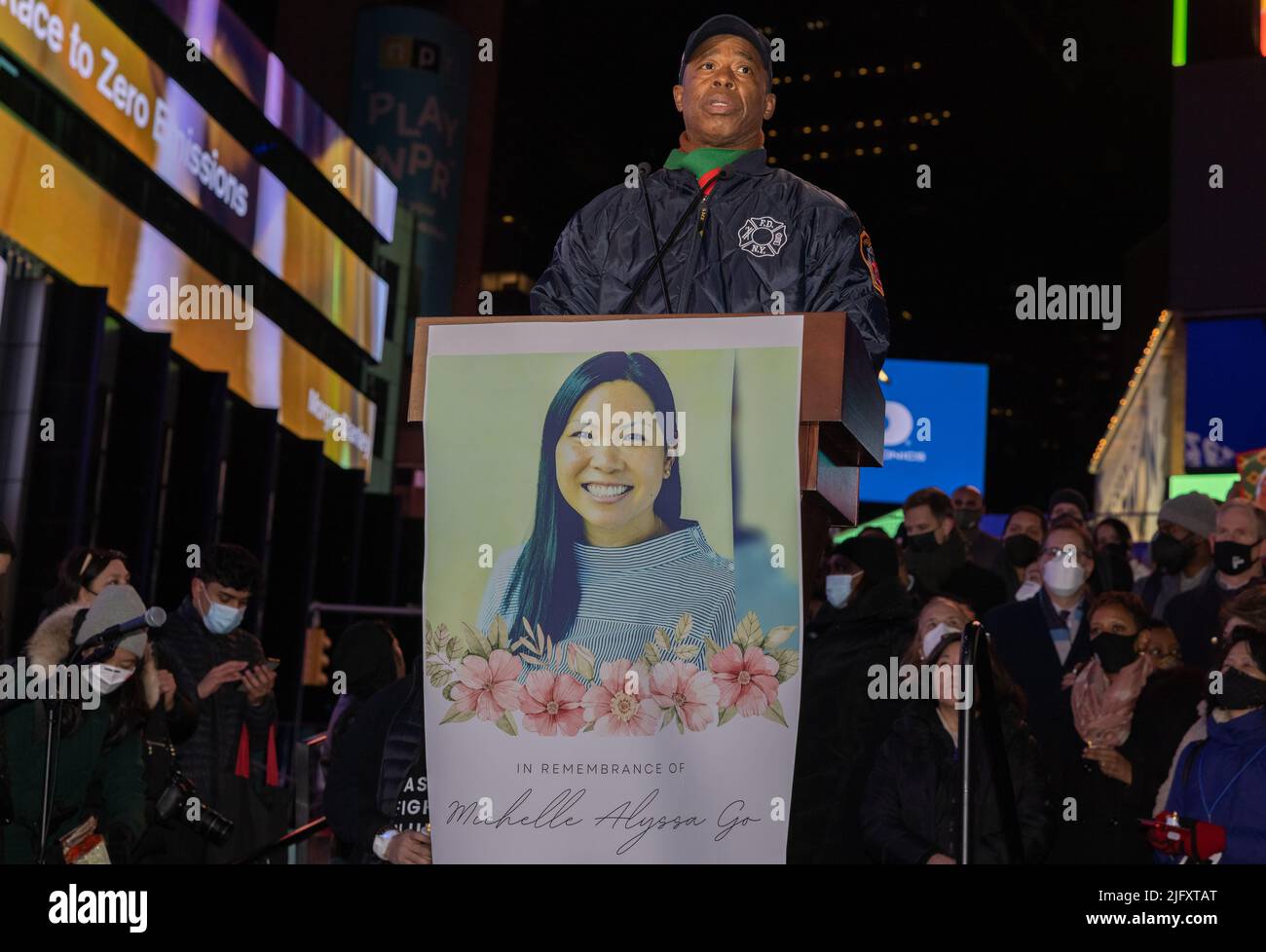 NEW YORK, New York – 18 janvier 2022 : le maire de New York, Eric Adams, prend la veille de Times Square après la mort de Michelle Alyssa Go. Banque D'Images