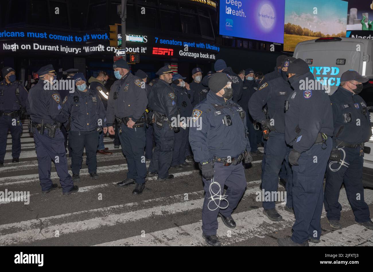 NEW YORK, New York – 17 janvier 2022 : les policiers de la ville de New York sont vus à Times Square. Banque D'Images