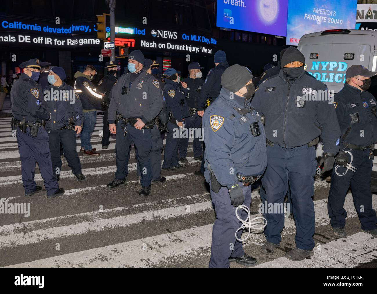NEW YORK, New York – 17 janvier 2022 : les policiers de la ville de New York sont vus à Times Square. Banque D'Images