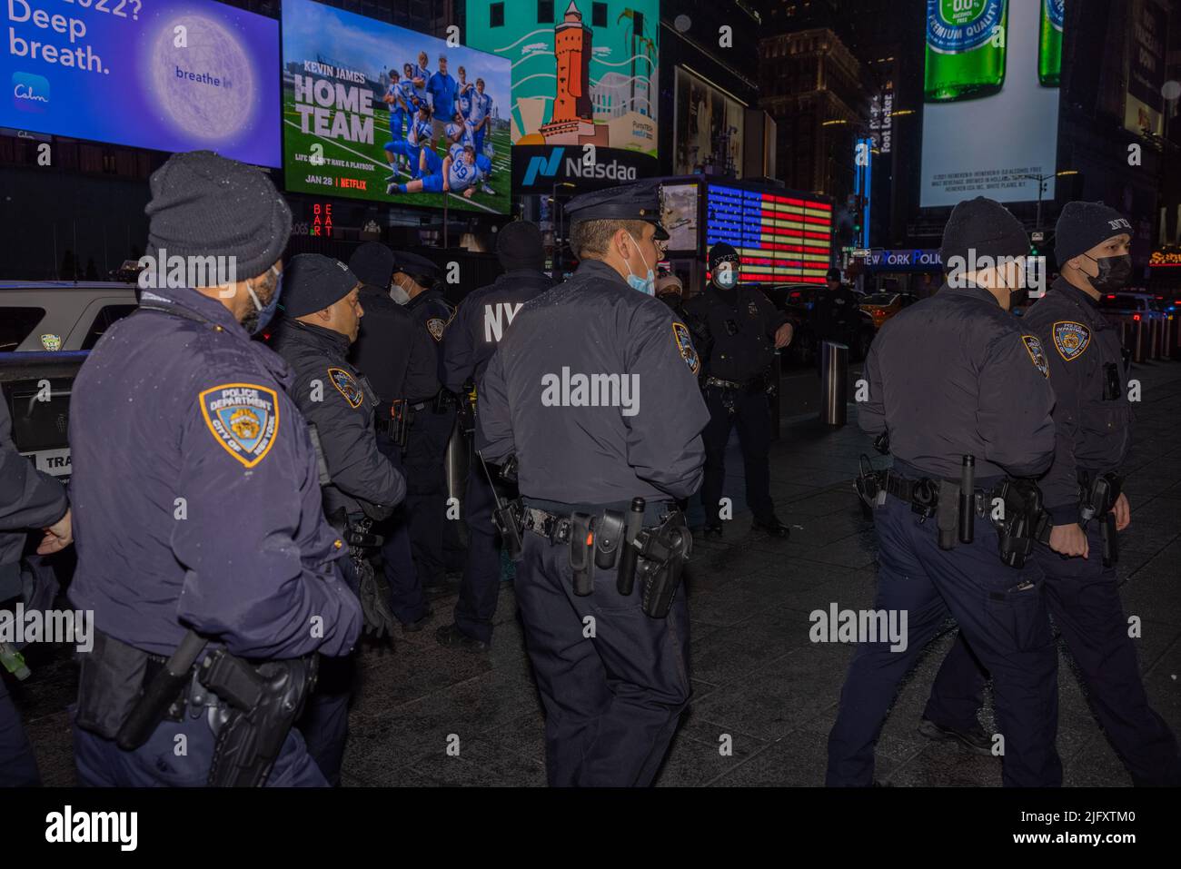 NEW YORK, New York – 17 janvier 2022 : les policiers de la ville de New York sont vus à Times Square. Banque D'Images