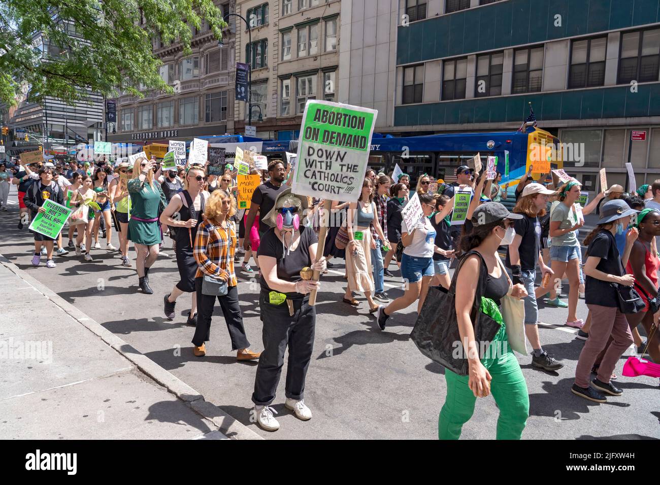 New York, États-Unis. 04th juillet 2022. Des manifestants portant des pancartes et des banderoles emmènent dans les rues de Midtown pour protester contre la décision de la Cour suprême dans l'affaire Dobbs contre Jackson Women's Health dans le quartier de Manhattan à New York. La décision de la Cour dans l'affaire Dobbs contre Jackson Women's Health renversa l'affaire Roe contre Wade, une affaire historique de 50 ans, supprimant le droit fédéral à l'avortement. Crédit : SOPA Images Limited/Alamy Live News Banque D'Images