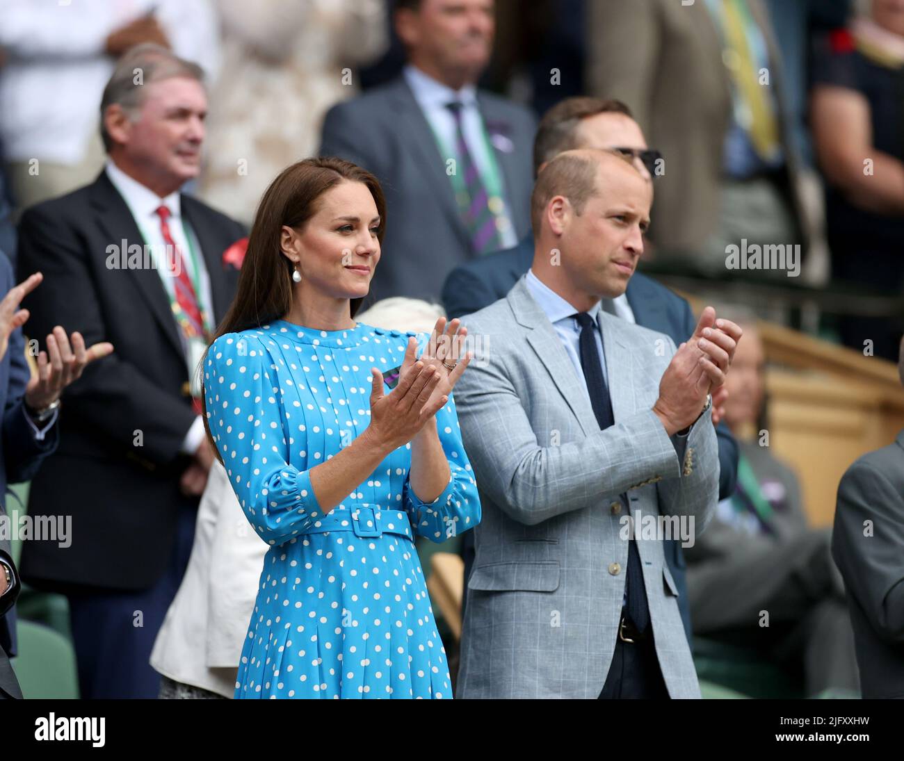 Londres, Grande-Bretagne. 5th juillet 2022. Le prince William (R, front) de Grande-Bretagne, duc de Cambridge, et sa femme Catherine (L, front), duchesse de Cambridge, applaudissent dans la boîte royale lors du match de quart de finale entre Novak Djokovic de Serbie et Jannik sinner d'Italie au championnat de tennis de Wimbledon à Londres, en Grande-Bretagne, sur 5 juillet 2022. Crédit : Li Ying/Xinhua/Alay Live News Banque D'Images