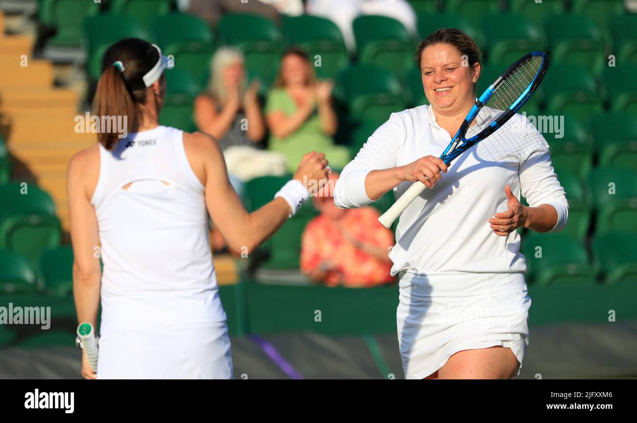 Londres, Grande-Bretagne. 5th juillet 2022. Martina Hingis de Suisse et Kim Clijsters (R) de Belgique réagissent lors de l'invitation des dames double match contre Nathalie Dechy de France et Barbara Schett d'Autriche au championnat de tennis de Wimbledon à Londres, en Grande-Bretagne, sur 5 juillet 2022. Crédit : Li Ying/Xinhua/Alay Live News Banque D'Images