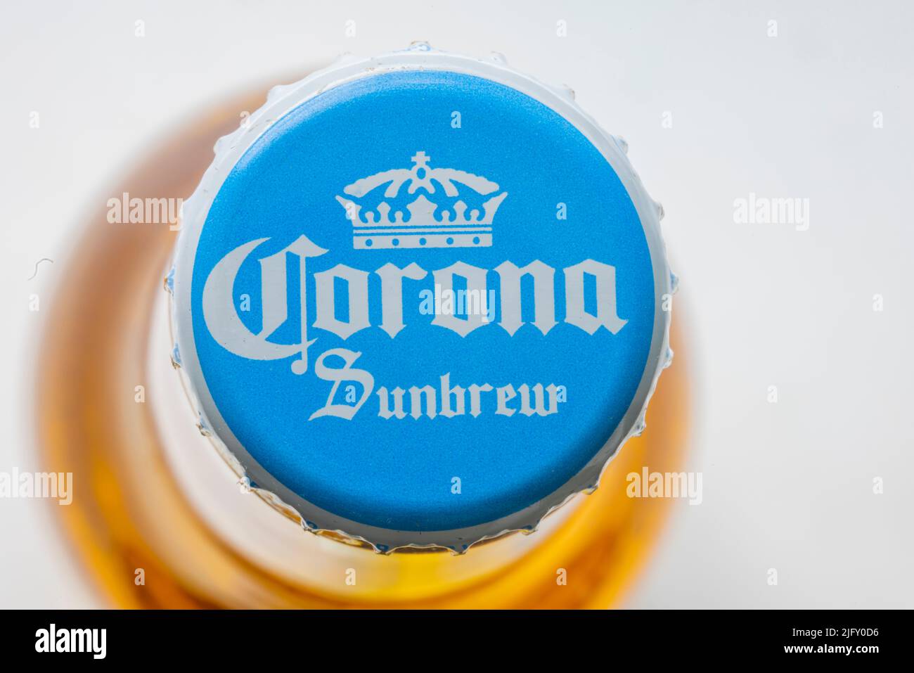 Calgary, Alberta, Canada. 5 juillet 2022. Vue de dessus d'une bouteille de bière sans alcool Corona Sunbrew Cap Crown Banque D'Images