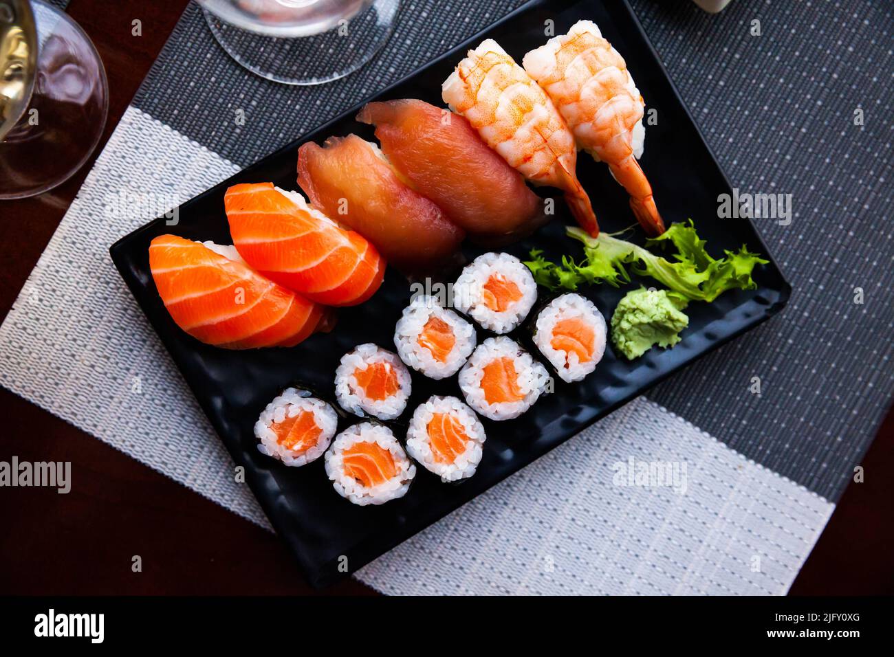 Sushi combiné - saumon maki, nigiri variado en gros plan Banque D'Images