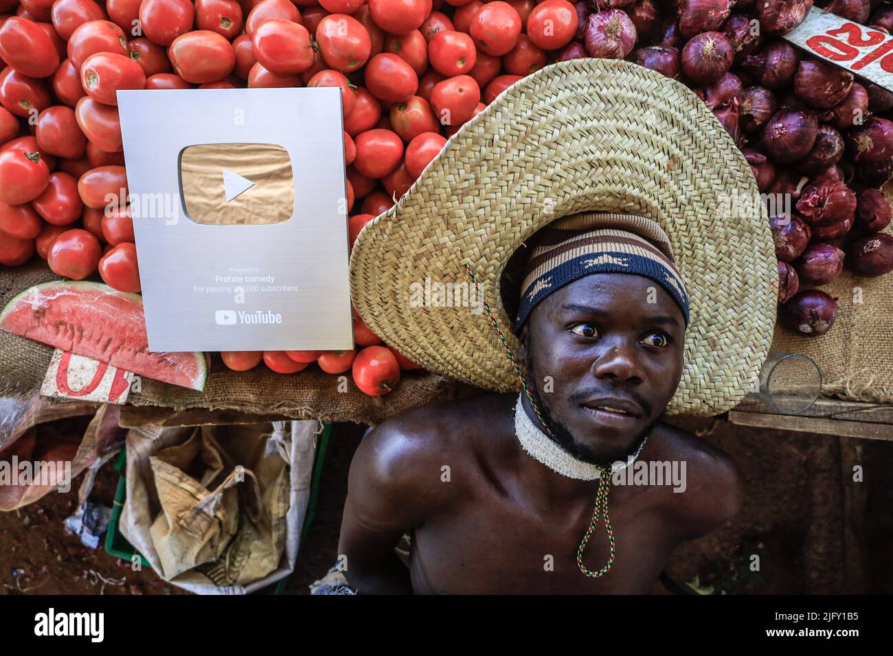 Nairobi, Kenya. 3rd juillet 2022. Daniel Otieno (Pro Fate comedien), un comédien et parodiste bien connu pour son style créatif d'imitations vocales, célèbre tout en tenant son YouTube Creator Award par les rues de Kibera slum, Nairobi. Après avoir remporté ses Prix du Créateur, Pro Fate a marché autour des bidonvilles pour partager un moment de bonheur. Il a donné à ses concitoyens une chance de toucher cent mille abonnés Youtube Award. (Credit image: © Donwilson Odhiambo/SOPA Images via ZUMA Press Wire) Banque D'Images