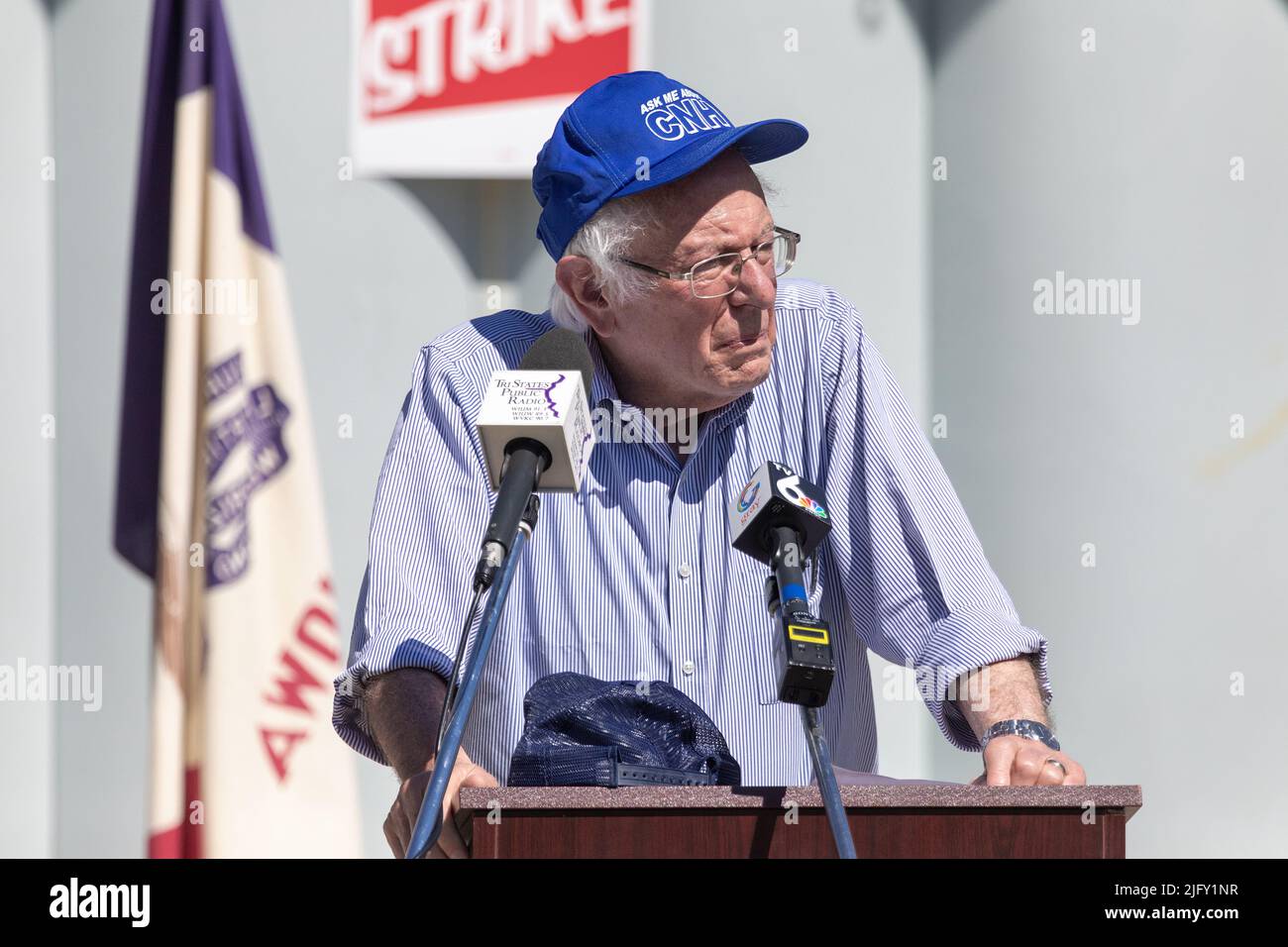 Bernie Sanders, sénateur du Vermont et ancien candidat à la présidence, a organisé un rassemblement à Burlington, Iowa, États-Unis pour les travailleurs Unis de l'automobile (UAW) de la section locale 807 Banque D'Images