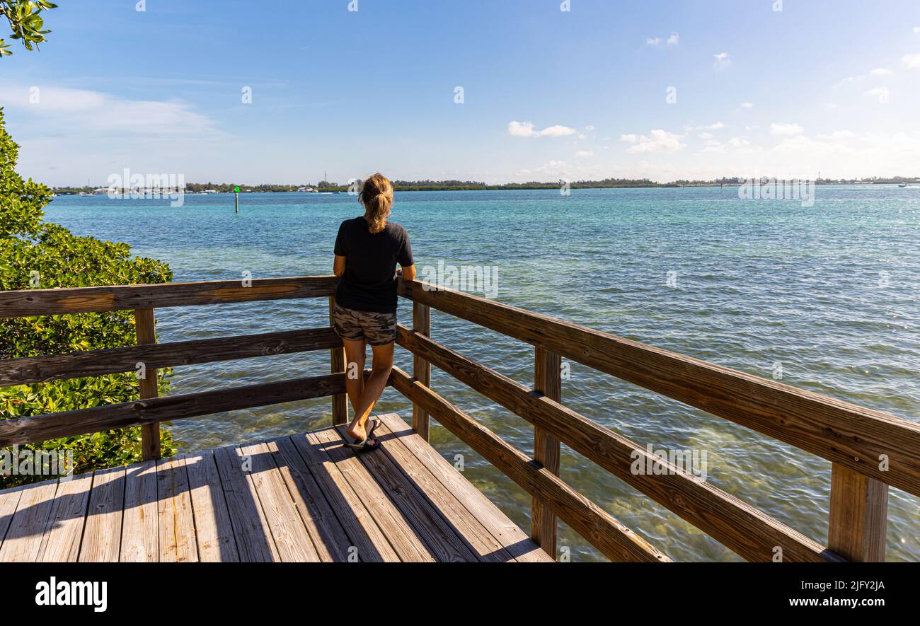 Femme randonnée sur Sarasota Bay, Leffis Key Preserve, Bradenton Beach, Floride, États-Unis Banque D'Images
