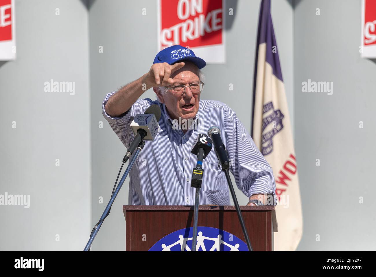Bernie Sanders, sénateur du Vermont et ancien candidat à la présidence, a organisé un rassemblement à Burlington, Iowa, États-Unis pour les travailleurs Unis de l'automobile (UAW) de la section locale 807 Banque D'Images