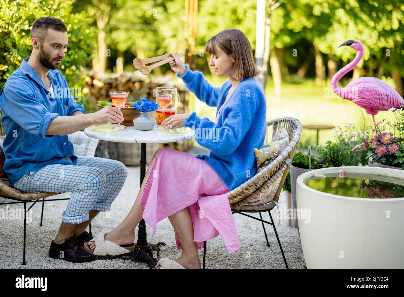 Une jeune famille déjeunait à l'arrière-cour un après-midi d'été Banque D'Images