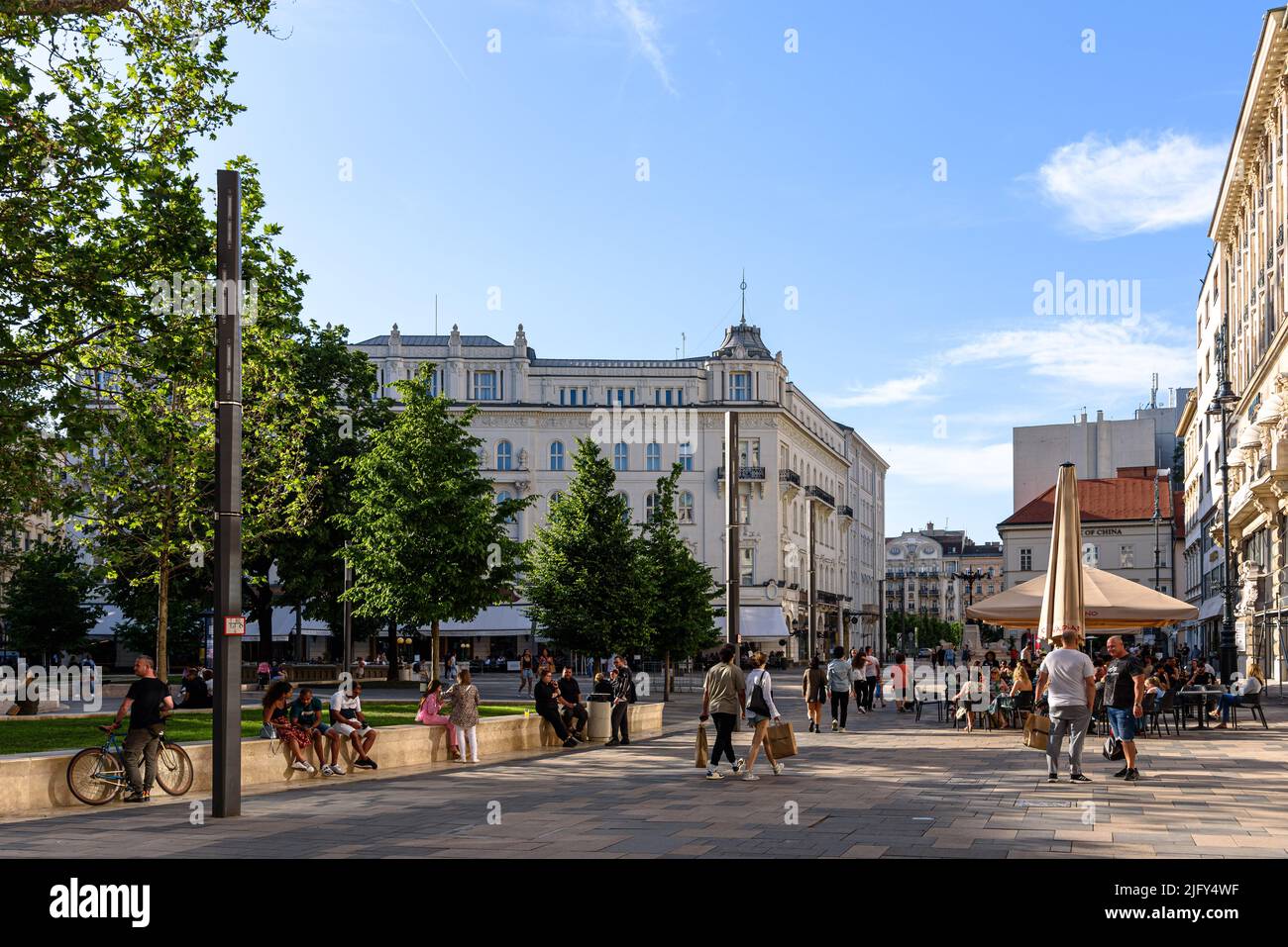 Touristes à Vorosmarty ter au printemps à Budapest, Hongrie Banque D'Images