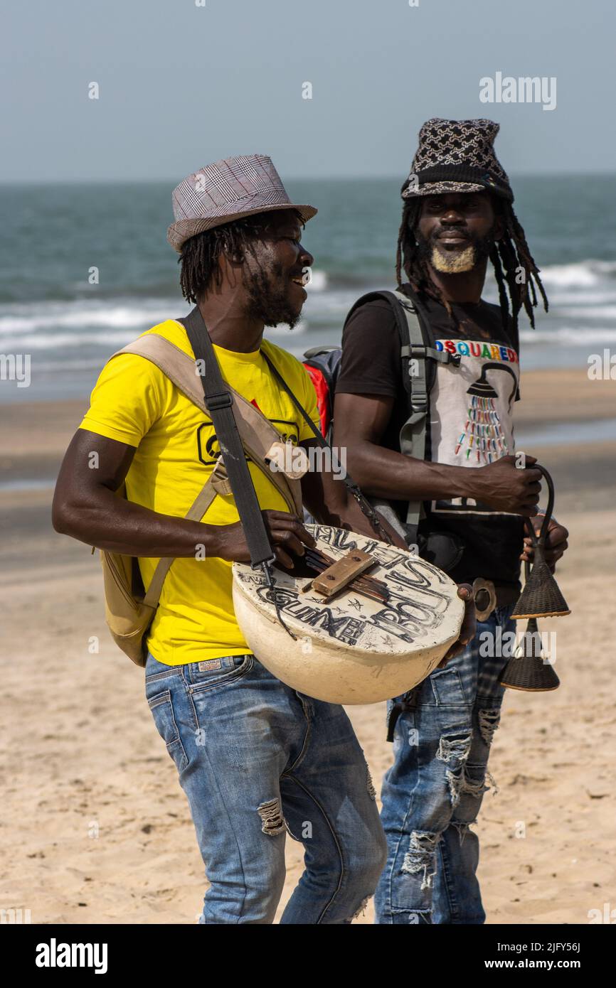 KOTU, SERREKUNDA, GAMBIE - 30 JANVIER 2022 musiciens et chanteurs traditionnels sur la plage de Kotu Banque D'Images