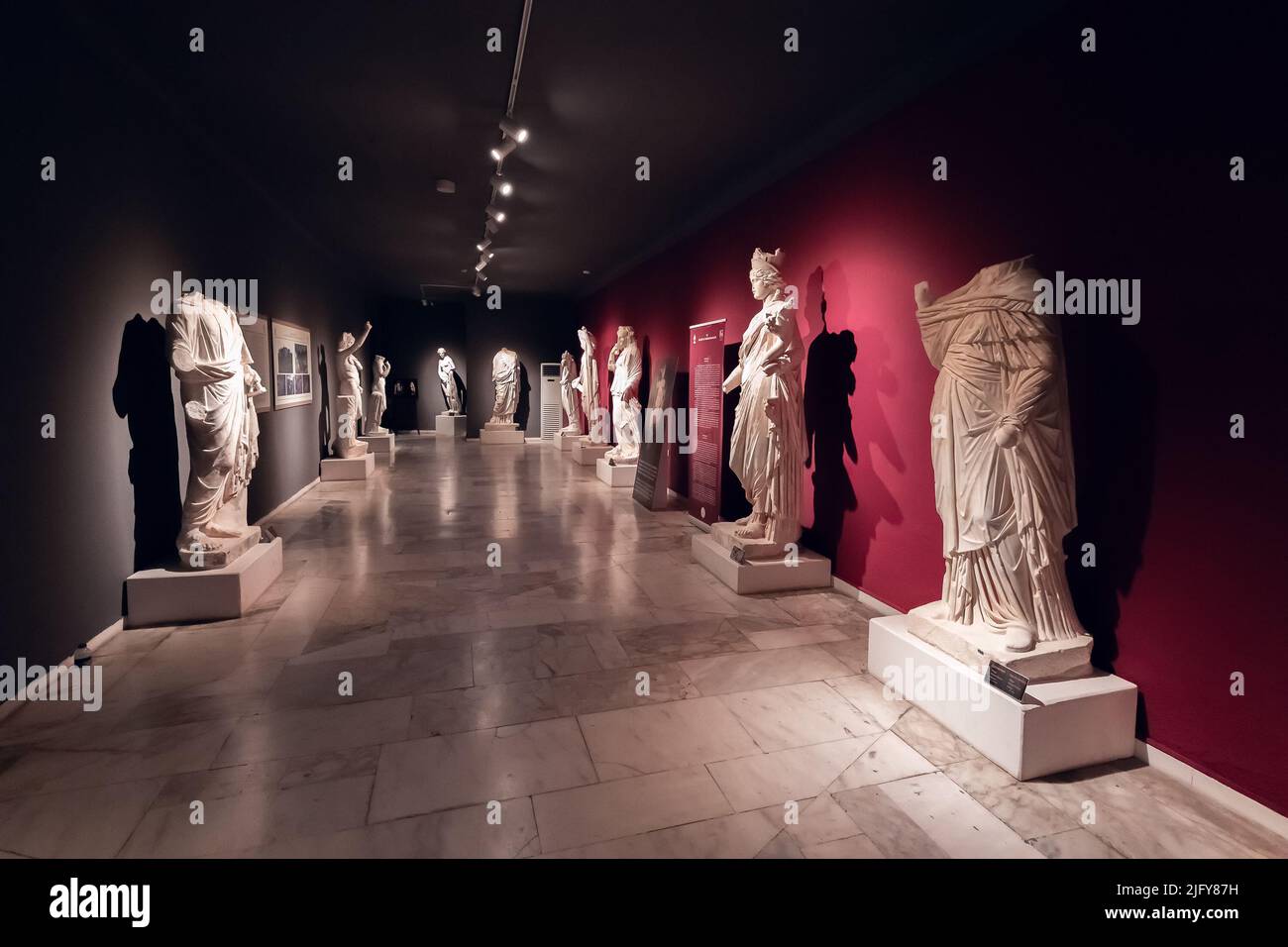 28 mai 2022, Antalya, Turquie: Beaucoup de statues grecques antiques de femmes et de déesses dans les intérieurs du magnifique musée archéologique d'Antalya Banque D'Images