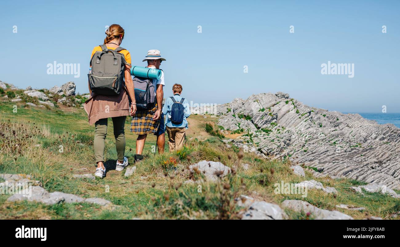Couple senior avec leur fille adulte sur leur dos trekking Banque D'Images