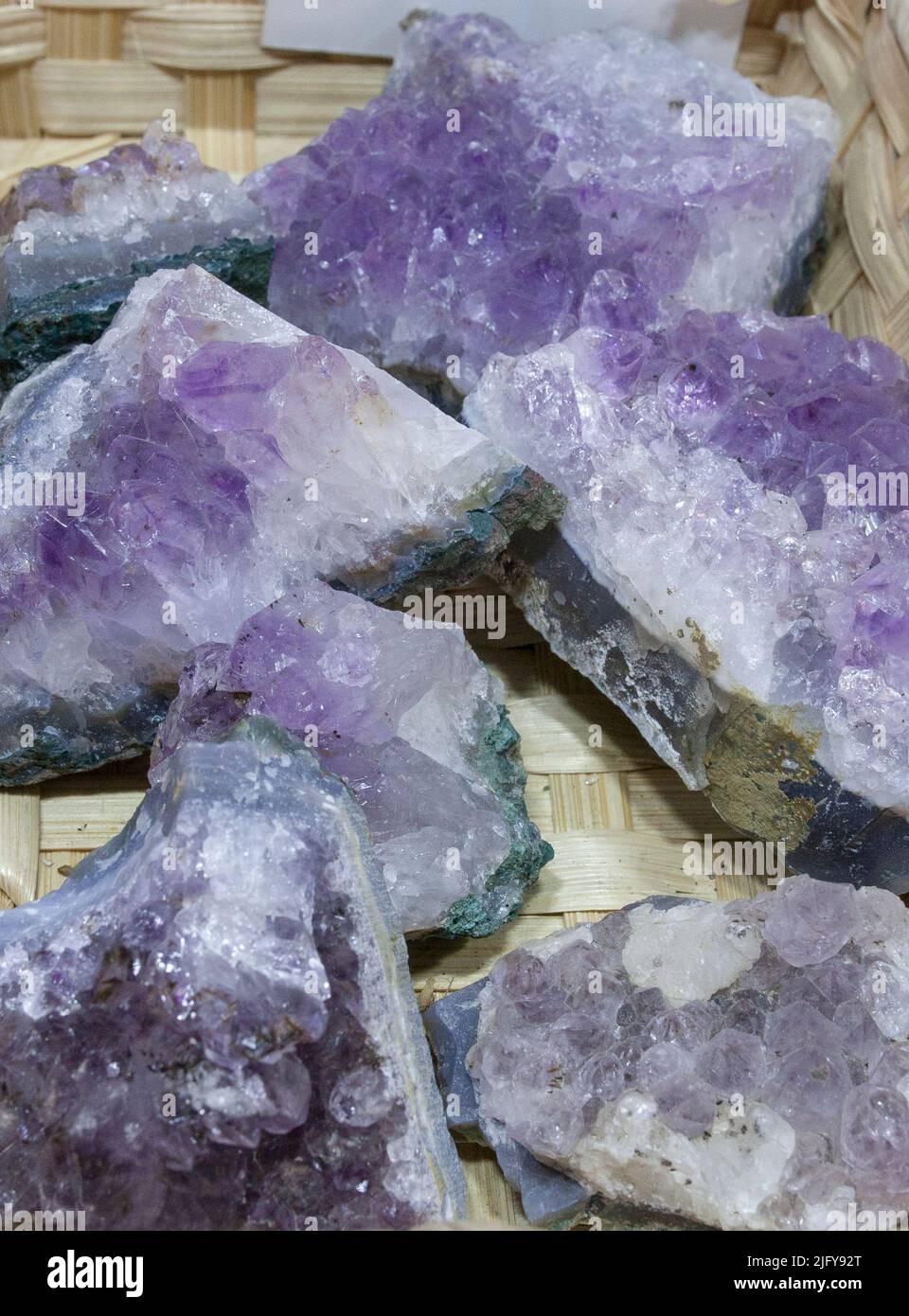 Fragments d'améthyste, soupçonnés d'avoir des propriétés bénéfiques pour la santé. Affiché sur le panier au niveau du marché de la rue Banque D'Images