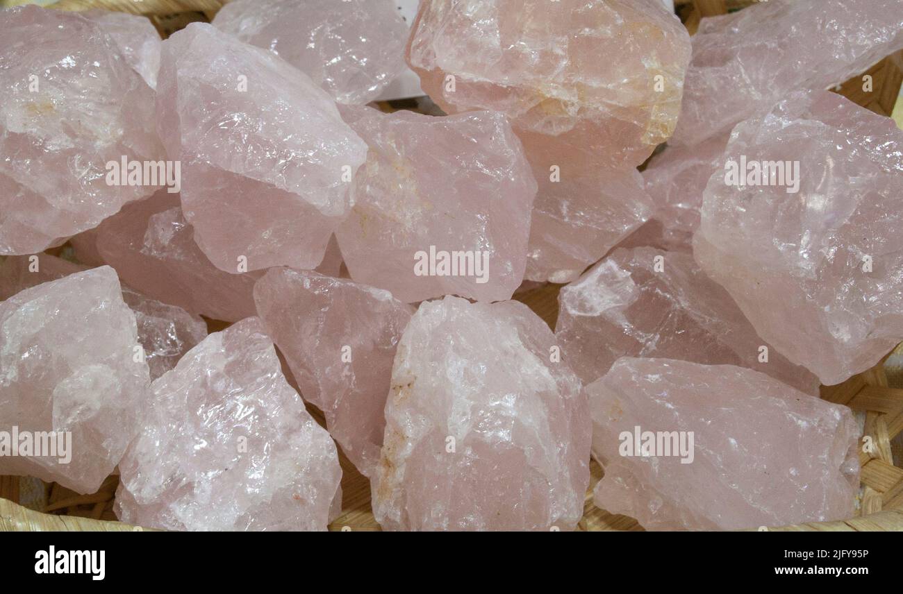 Fragments de quartz rose, soupçonnés d'avoir des propriétés bénéfiques pour la santé. Affiché sur le panier au niveau du marché de la rue Banque D'Images