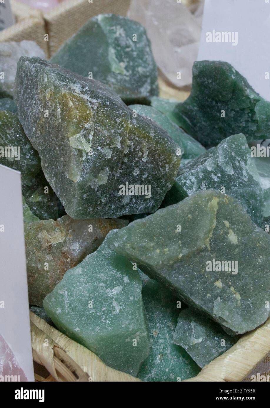 Fragments de quartz vert, considérés comme ayant des propriétés bénéfiques pour la santé. Affiché sur le panier au niveau du marché de la rue Banque D'Images