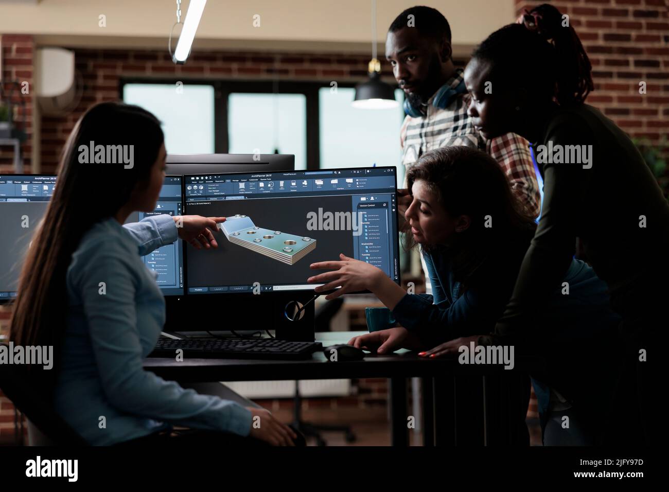 Des experts en ingénierie numérique collaborent pour développer une scène avancée. L'équipe du service de production a rassemblé environ 3D artistes ingénieurs qui ont essayé de résoudre le problème de géométrie. Banque D'Images