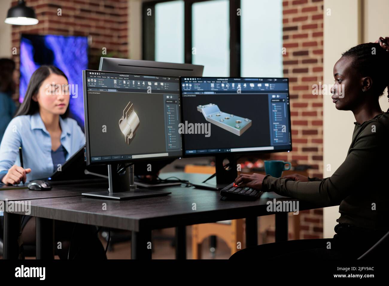 3D artiste modèle rendant une scène professionnelle à l'aide d'un logiciel prototype et de ressources professionnelles. Expert graphique en bureau améliorant la géométrie du maillage en réduisant le nombre de polygones. Banque D'Images