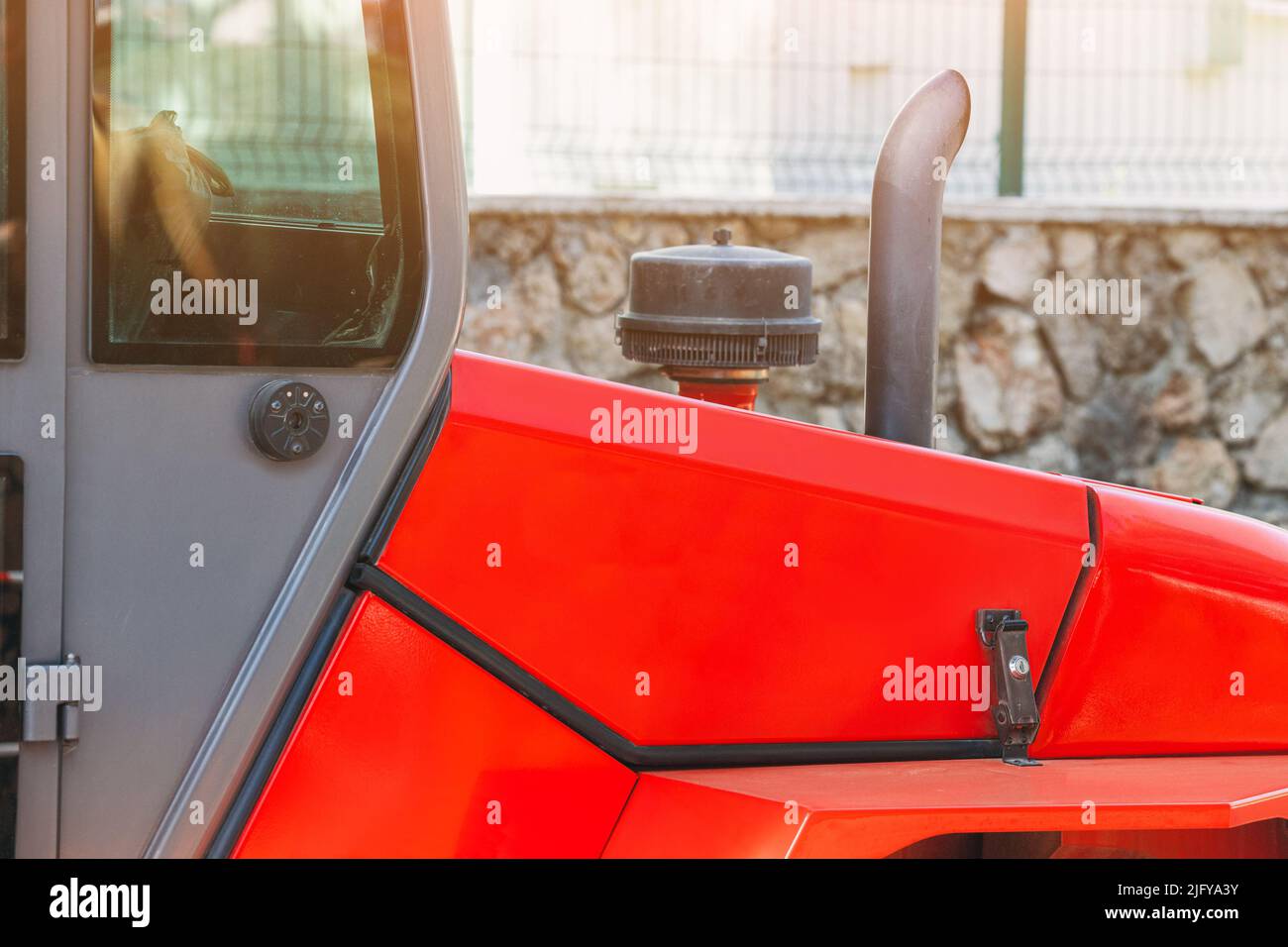 Tuyau d'échappement et admission d'air dans le moteur d'un tracteur puissant. Le concept de pollution de l'environnement par les émissions de dioxyde de carbone et l'agriculture Banque D'Images