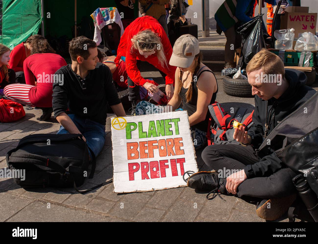 Les manifestants pour le changement climatique lors de la manifestation de la rébellion des extinction, dans le centre de Londres, protestent contre l'effondrement du climat mondial et l'effondrement écologique. Banque D'Images