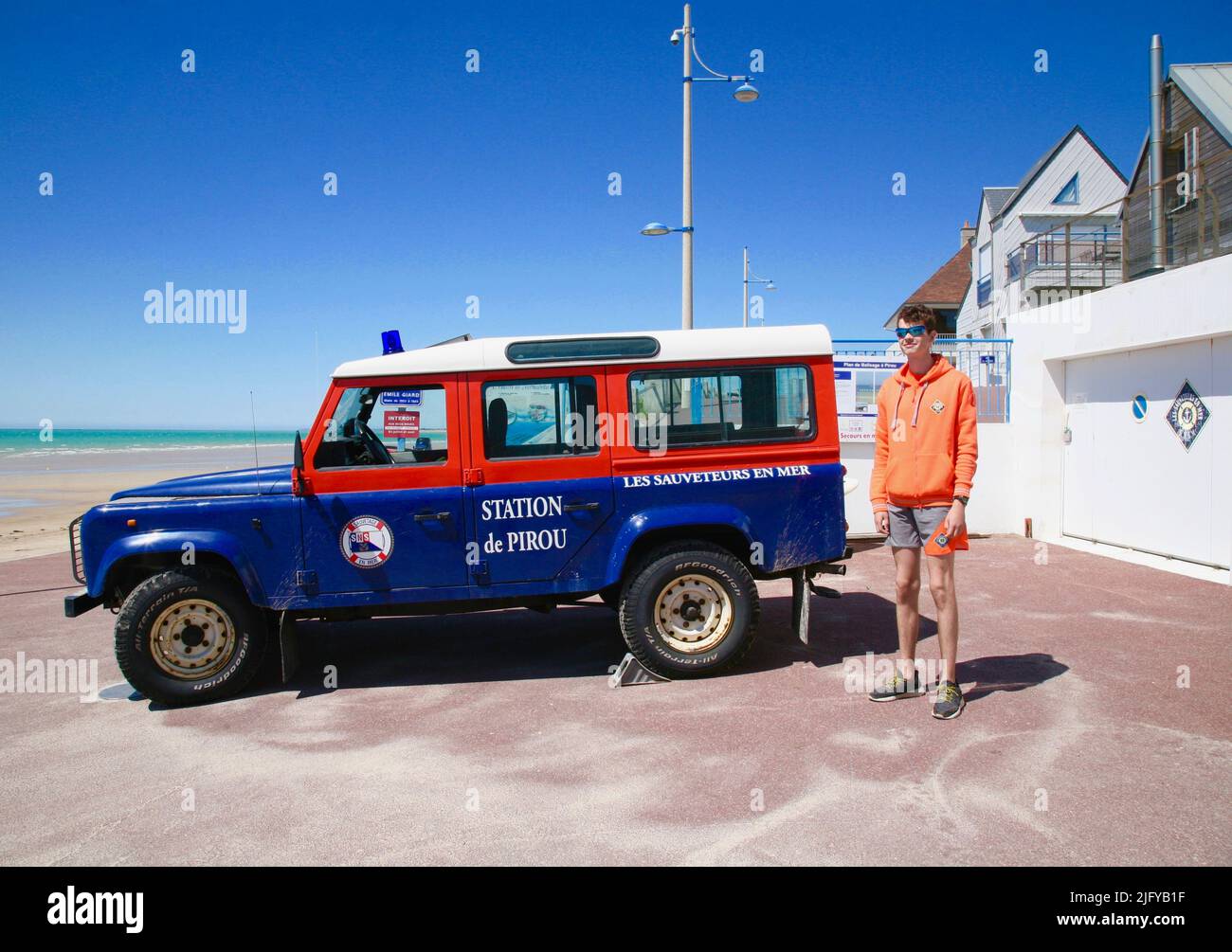 Un maître nageur sur le front de mer, Pirou Plage, Normandie, France, Europe Banque D'Images