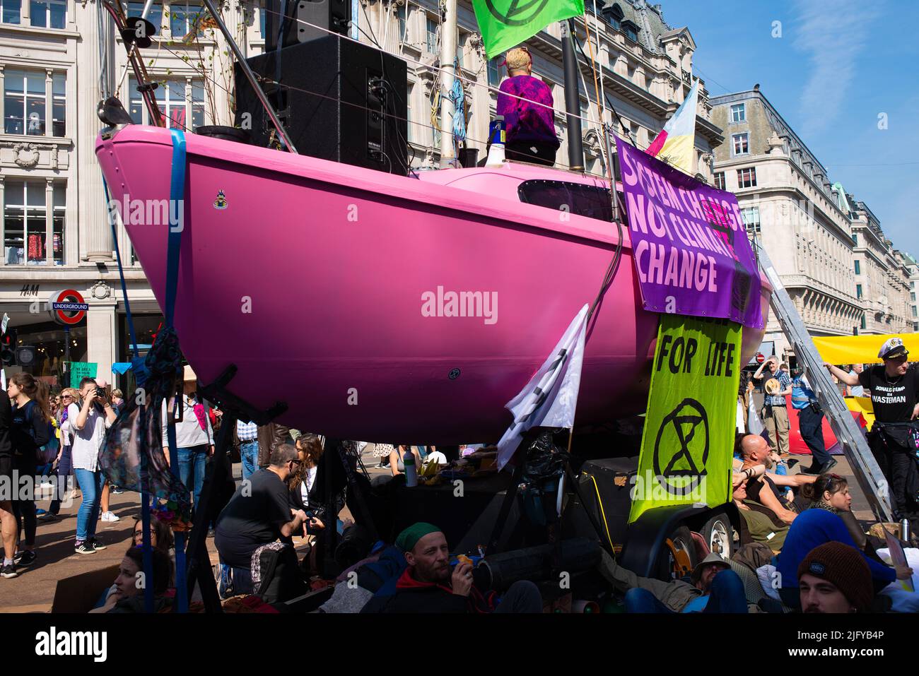 Les manifestants pour le changement climatique lors de la manifestation de la rébellion des extinction, dans le centre de Londres, protestent contre l'effondrement du climat mondial et l'effondrement écologique. Banque D'Images