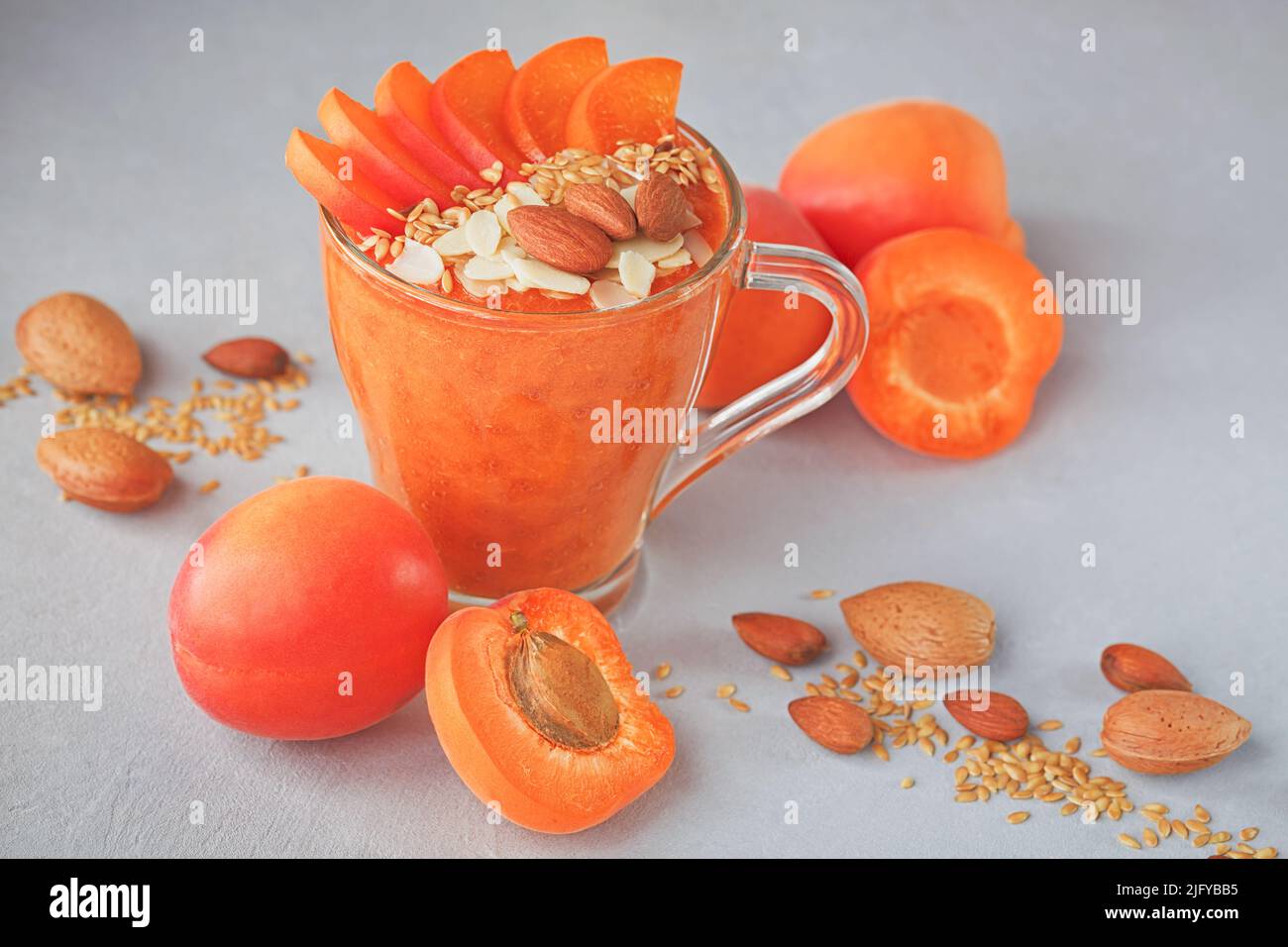 Purée d'abricot frais ou smoothie aux amandes sur fond rustique clair. Concept d'alimentation saine Banque D'Images