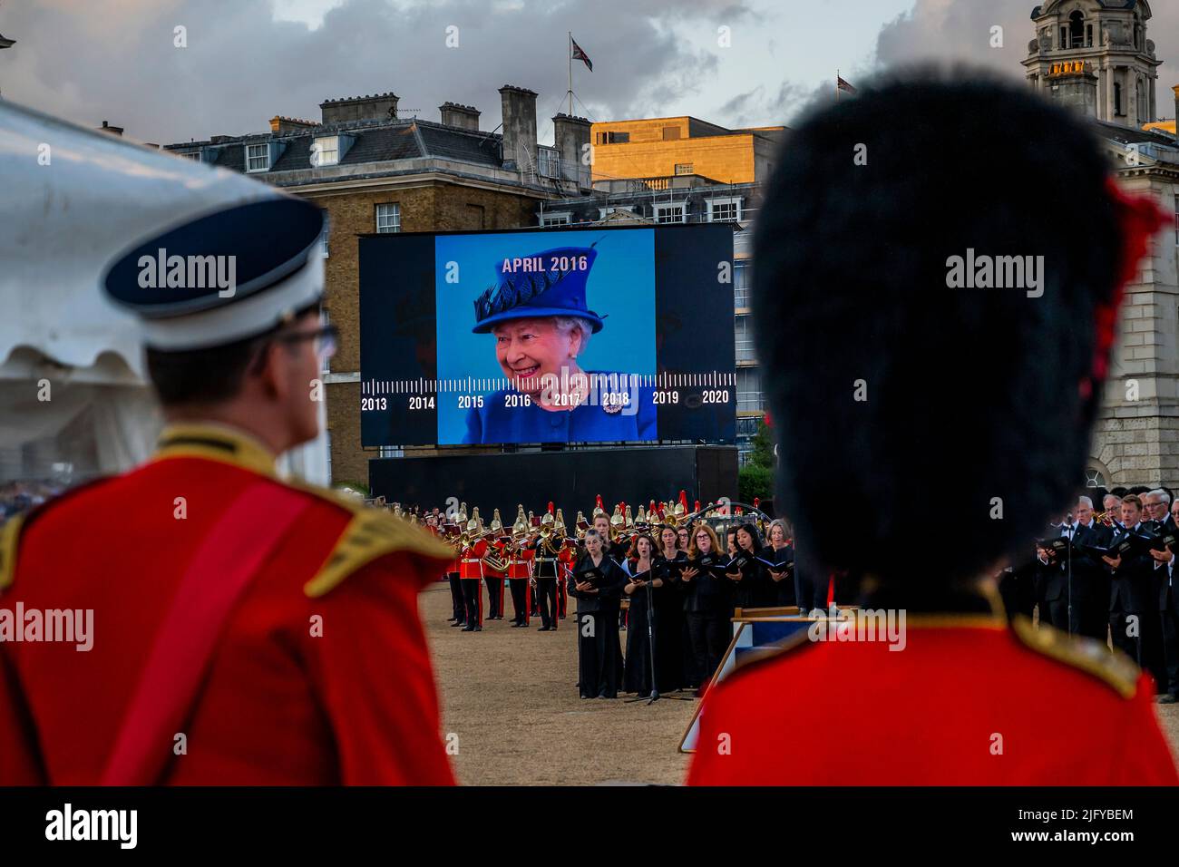 Londres, Royaume-Uni. 5th juillet 2022. La comédie musicale militaire de l'Armée britannique spectaculaire 2022 interprétée par les groupes massés de la Division des ménages sur la parade des gardes à cheval pour célébrer la Reine et le Commonwealth dans son année du Jubilé de platine. Le Chef d'état-major général, le général Sir Patrick Sanders, prend le salut en tant que chef de l'armée. Crédit : Guy Bell/Alay Live News Banque D'Images