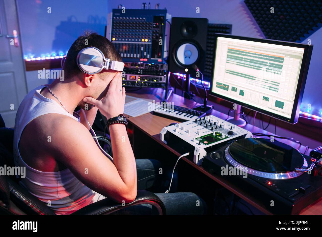 DJ fatigué après des heures supplémentaires en studio Banque D'Images