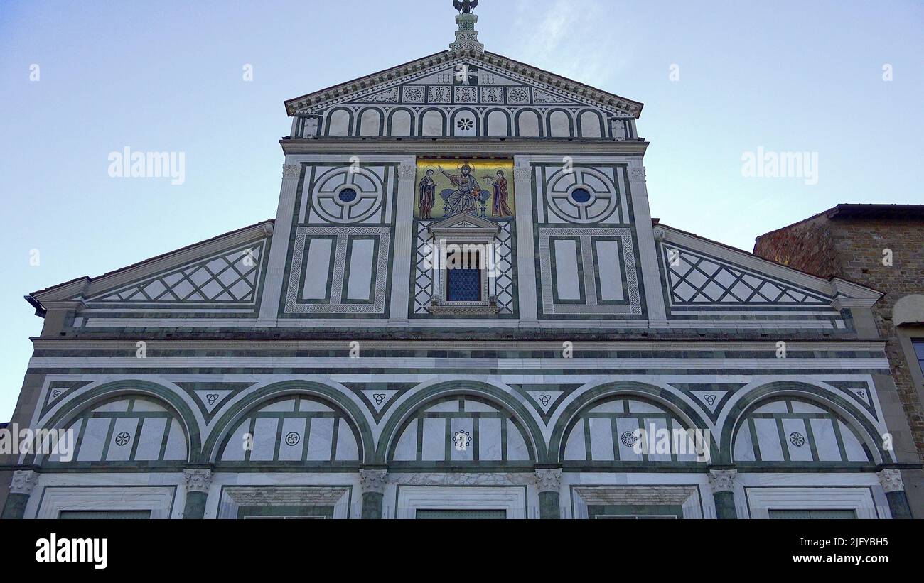 La façade de style roman florentin de l'abbaye de San Miniato al Monte Banque D'Images