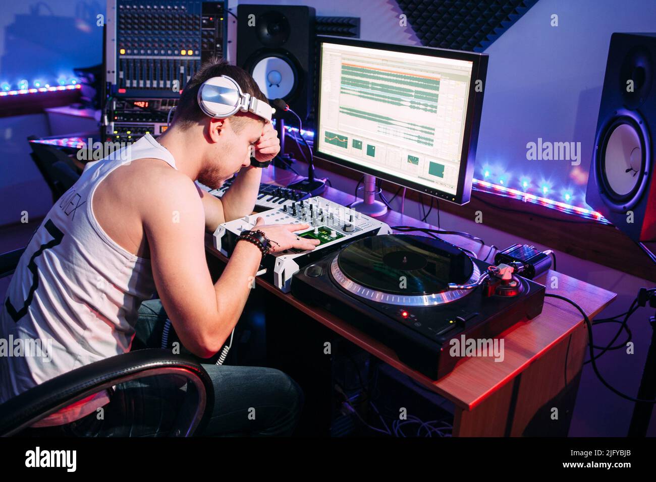 DJ étudie la programmation sonore dans le studio d'enregistrement Banque D'Images