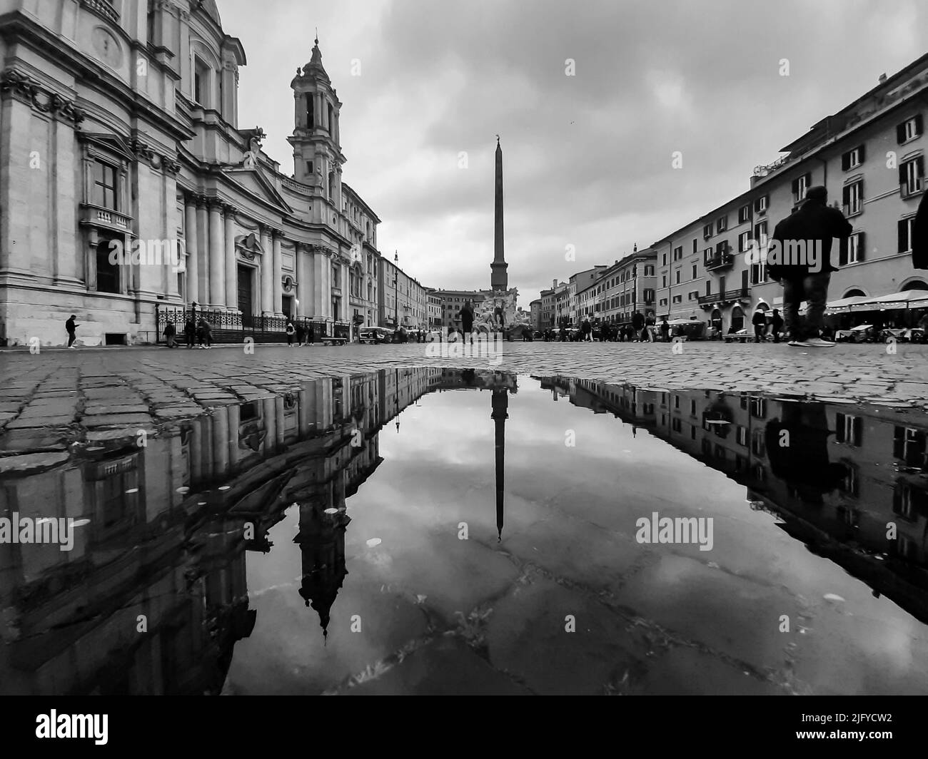 Rome, Italie, mars 2022. Image en noir et blanc de la magnifique place Navona à Rome. Bâtiments à l'architecture magnifique. Banque D'Images