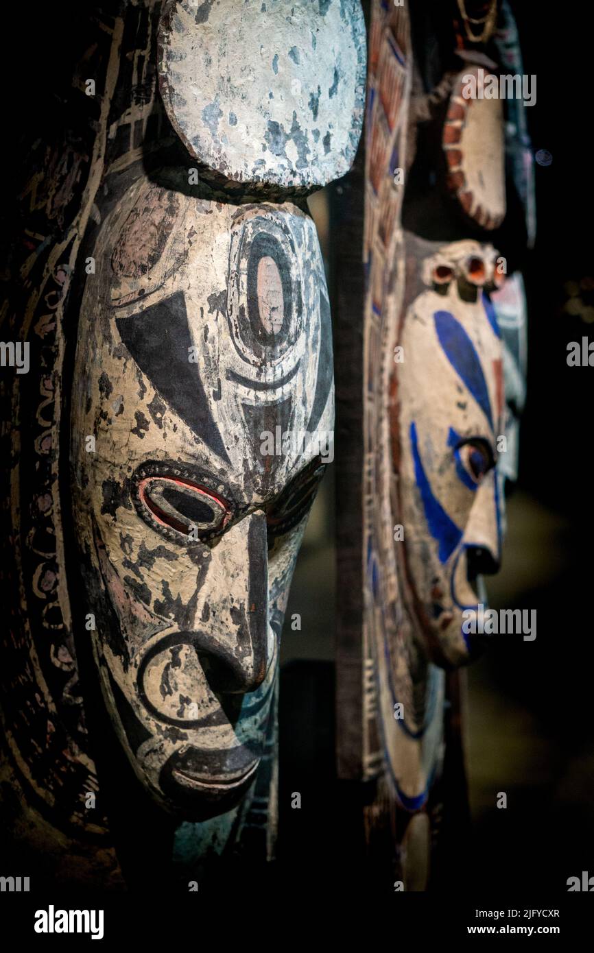 Un ensemble de deux masques africains en bois, magnifiquement peints dans de nombreuses couleurs. Banque D'Images