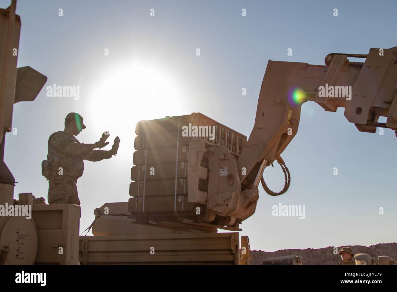 21 juin 2022 - Ben Ghilouf, Tunisie - Cpl. De l'armée américaine Patrick Gunnink, un membre d'équipage de canon affecté à Alpha Battery, 2nd Bataillon, 218th Régiment d'artillerie de campagne, s'associe à un homologue des forces armées tunisiennes pour dessiner 105mm tours explosifs de haut niveau dans la zone d'entraînement de Ben Ghilof en Tunisie, au 22 juin 2022. Le Lion africain 2022 est le plus grand exercice annuel, conjoint et premier du Commandement de l'Afrique des États-Unis organisé par le Maroc, le Ghana, le Sénégal et la Tunisie, 6 juin - 30. Plus de 7 500 participants de 28 pays et de l'OTAN s'entraînent ensemble en mettant l'accent sur l'amélioration de la préparation des forces américaines et des forces nationales partenaires. AL22 Banque D'Images