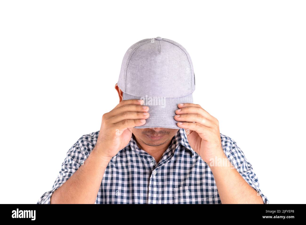 Gros plan homme portant un capuchon gris et cacher son visage de l'appareil photo isolé sur fond blanc Banque D'Images