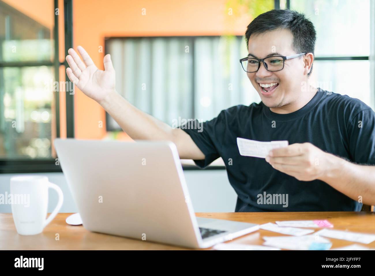 Gagnant du concept de loterie du gouvernement : peuple thaïlandais vérifiant le résultat de la loterie du gouvernement thaïlandais sur ordinateur portable et très heureux action après avoir gagné. Sélection Banque D'Images