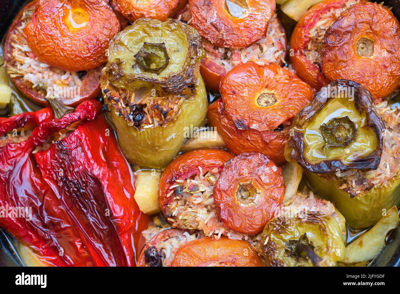 Grèce grec et boire un plat de tomates et poivrons farcis ou gemista Banque D'Images