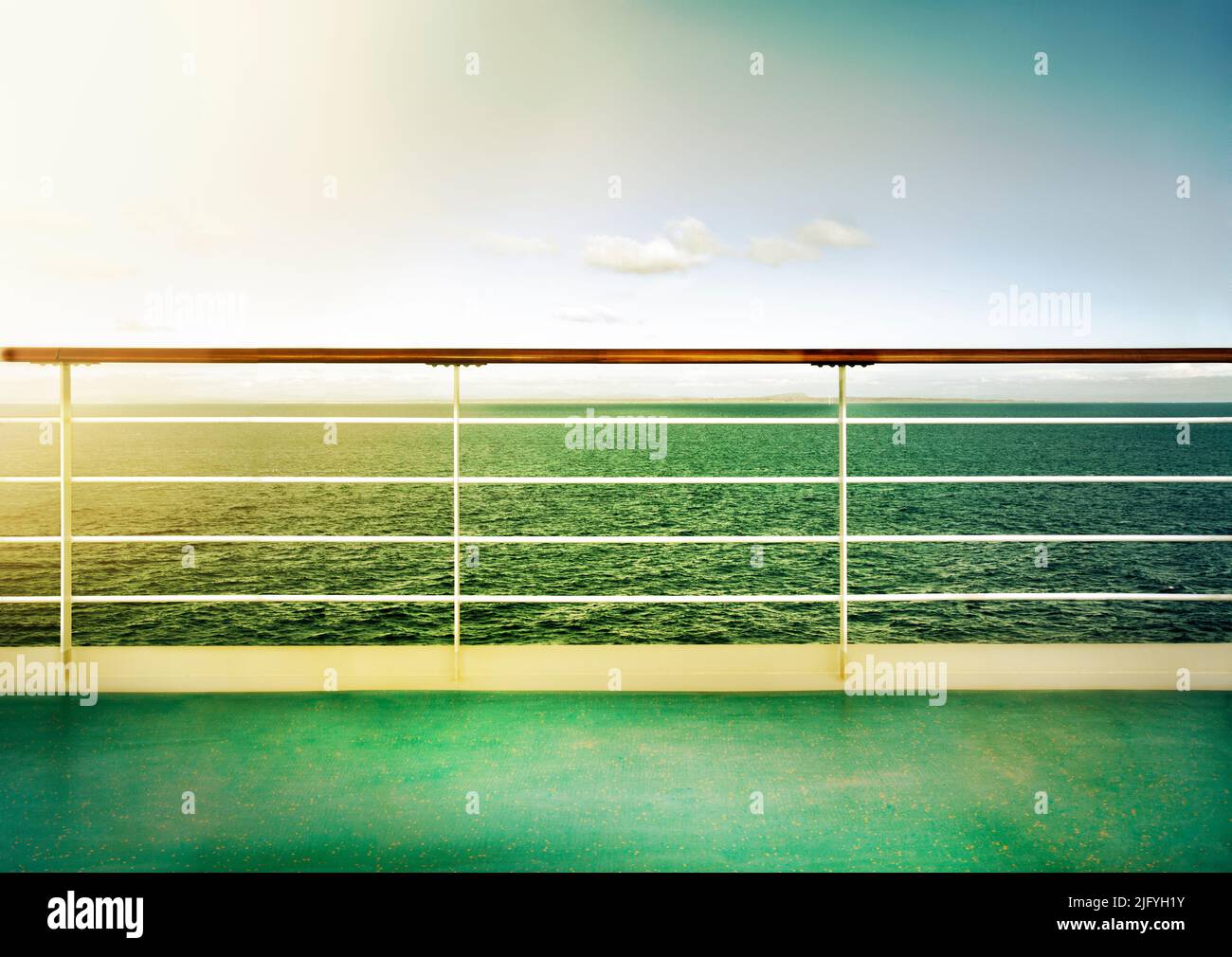 Horizon marin à ship deck. La réflexion du soleil. Look vintage aux teintes chaleureuses Banque D'Images