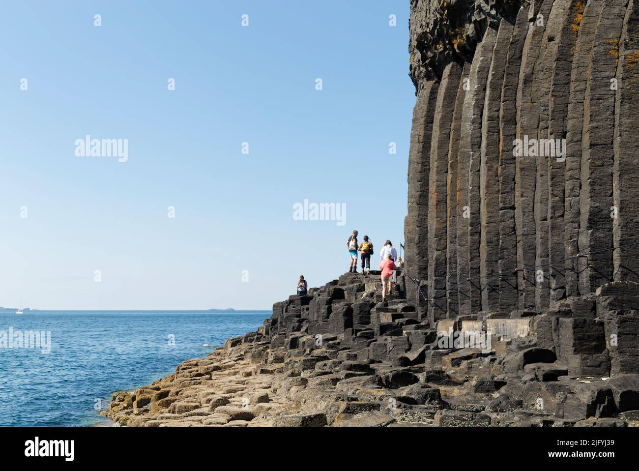Touristes sur l'île de Staffa, Hébrides intérieures Banque D'Images