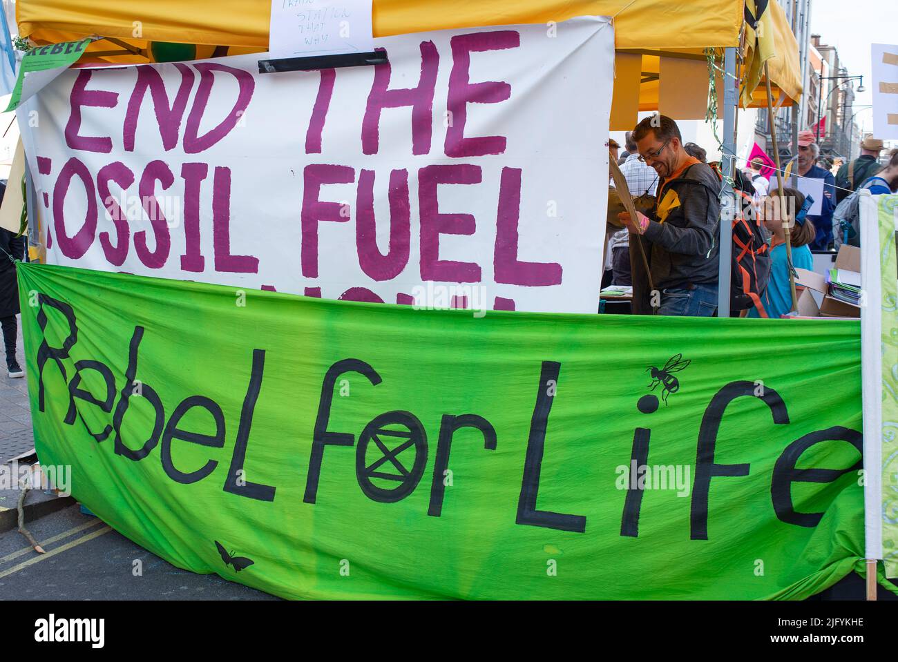 Des signes de protestation contre le changement climatique lors de la manifestation de la rébellion contre l'extinction, à Londres, en signe de protestation contre l'effondrement du climat mondial et l'effondrement écologique. Banque D'Images