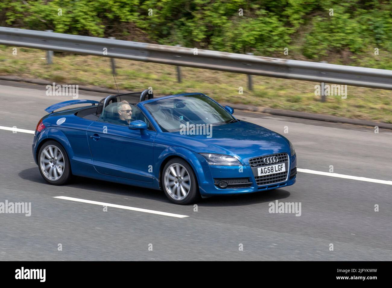 2008 Audi TT Quattro TDI 170 roadster bleu 1968cc convertible ; conduite sur l'autoroute M6, Manchester, Royaume-Uni Banque D'Images