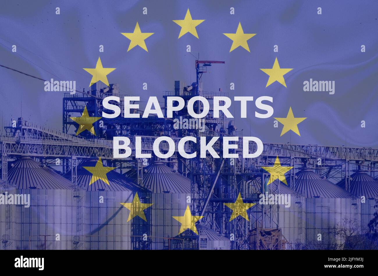 Drapeau de l'UE sur le fond du terminal des céréales de mer. Blocage des ports maritimes en Ukraine. Crise alimentaire mondiale. La menace de famine pour l'Europe. Russie » Banque D'Images