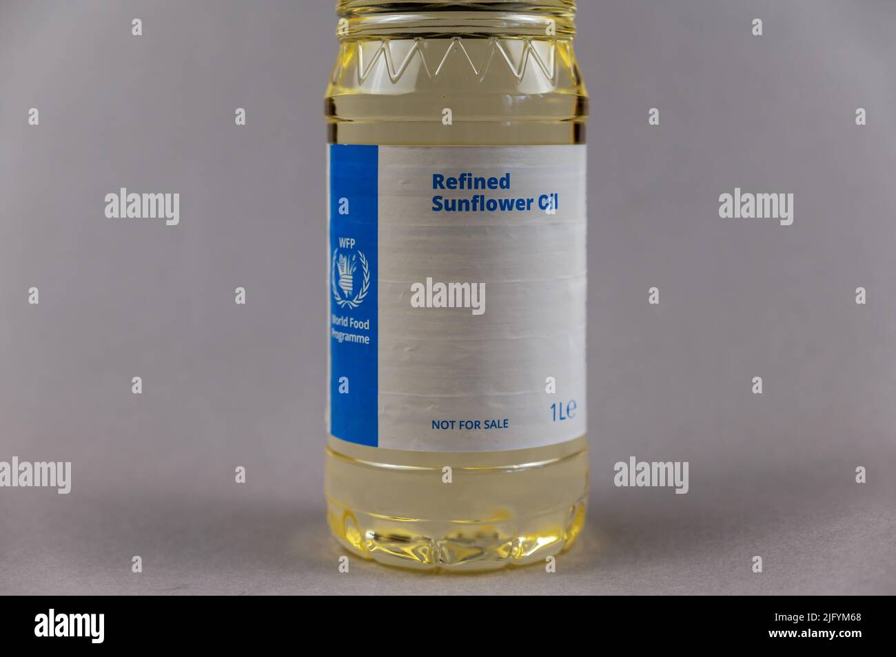 Une bouteille d'huile de tournesol raffinée. Logo du Programme alimentaire mondial sur la bouteille. Aide humanitaire aux résidents de l'Ukraine pendant l'agression russe de 20 Banque D'Images
