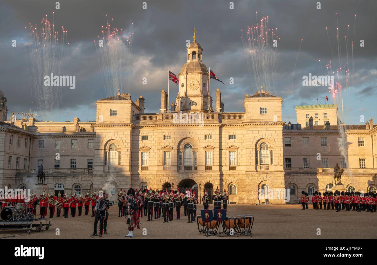 Horse Guards Parade, Londres, Royaume-Uni. 5 juillet 2022. Un feu d'artifice au-dessus des bâtiments des gardes à cheval lors de la comédie musicale militaire spectaculaire 2022 de l'Armée britannique, qui réunit les célèbres groupes de la Division des ménages sur la parade des gardes à cheval pour célébrer la Reine et le Commonwealth dans son année du Jubilé de platine. Credit: Malcolm Park/Alamy Live News Banque D'Images