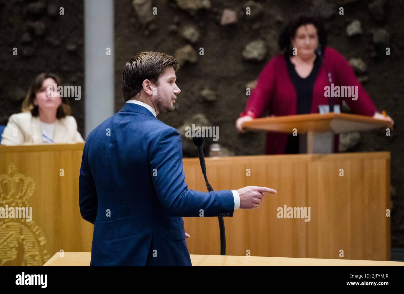 2022-07-06 10:55:32 LA HAYE - Gideon van Meijeren (FVD) et Caroline van der Plas (BBB) pendant une réglementation des activités à la Chambre des représentants. Une majorité de la Chambre a voté contre la proposition d'un débat d'urgence au sujet de la protestation d'un agriculteur qui est sorti de la main. Les manifestants ont essayé de conduire sur les officiers, que la police a tiré. ANP BART MAAT pays-bas hors - belgique hors Banque D'Images