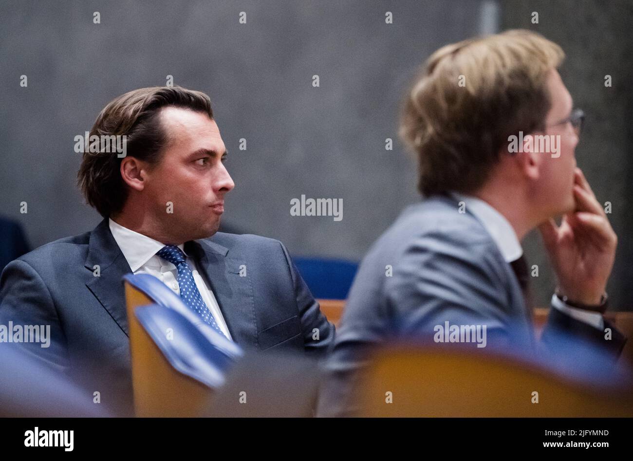 2022-07-06 10:57:05 LA HAYE - Thierry Baudet (FVD) et Pepijn van Houwelingen (FVD) lors d'un règlement d'activités à la Chambre des représentants. Une majorité de la Chambre a voté contre la proposition d'un débat d'urgence au sujet de la protestation d'un agriculteur qui est sorti de la main. Les manifestants ont essayé de conduire sur les officiers, que la police a tiré. ANP BART MAAT pays-bas hors - belgique hors Banque D'Images